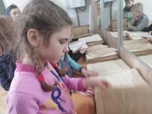 В воскресной школе Казанского мужского монастыря состоялся урок-выставка о богослужебных книг.