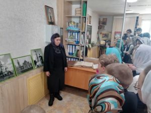 В воскресной школе Казанского мужского монастыря состоялся урок-выставка о богослужебных книг.