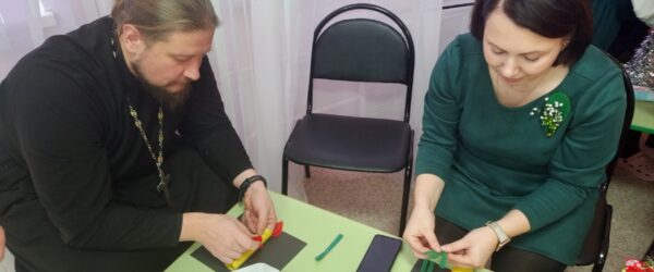 РОЖДЕСТВЕНСКИЕ ГОСТИННЫЕ ПРОХОДЯТ В ДЕТСКИХ САДАХ НИЖНЕГО ТАГИЛА