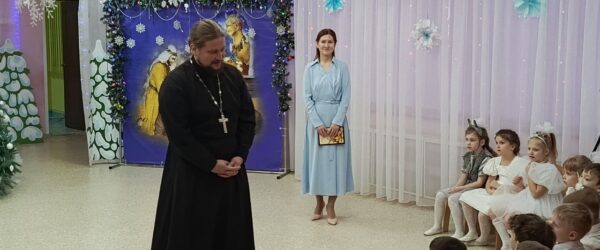 РОЖДЕСТВЕНСКИЕ ГОСТИННЫЕ ПРОХОДЯТ В ДЕТСКИХ САДАХ НИЖНЕГО ТАГИЛА