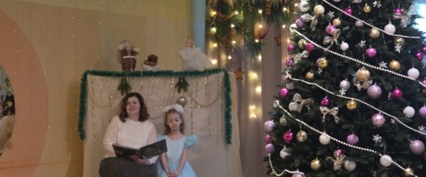 РОЖДЕСТВЕНСКИЕ ГОСТИННЫЕ ПРОХОДЯТ В ДЕТСКИХ САДАХ НИЖНЕГО ТАГИЛА