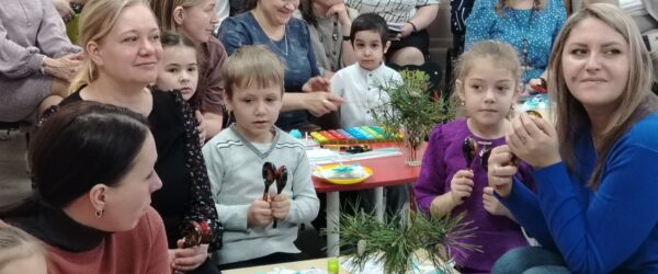 РОЖДЕСТВЕНСКИЕ ГОСТИННЫЕ ПРОХОДЯТ В ДЕТСКИХ САДАХ НИЖНЕГО ТАГИЛА