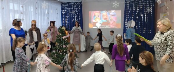 РОЖДЕСТВЕНСКИЕ ГОСТИННЫЕ ПРОХОДЯТ В ДЕТСКИХ САДАХ НИЖНЕГО ТАГИЛА