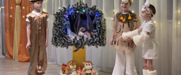 РОЖДЕСТВЕНСКИЕ ГОСТИННЫЕ ПРОХОДЯТ В ДЕТСКИХ САДАХ НИЖНЕГО ТАГИЛА