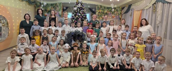 РОЖДЕСТВЕНСКИЕ ГОСТИННЫЕ ПРОХОДЯТ В ДЕТСКИХ САДАХ НИЖНЕГО ТАГИЛА