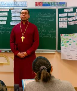 Родительское собрание по выбору модуля ОРКСЭ в Лесном посетил помощник благочинного по РОиК иерей Алексий Занозин