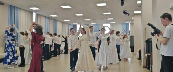 Звон колоколов, роспись яиц и молодёжный бал: пасхальные дни в школе св. вмц. Екатерины